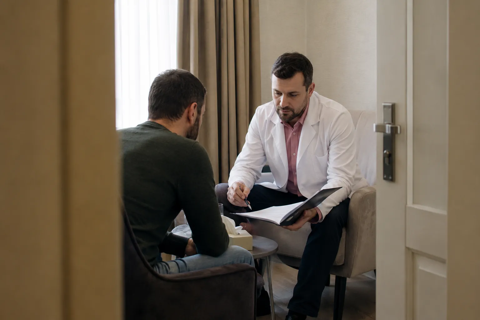 Психотерапевт беседует с пациентом в кабинете